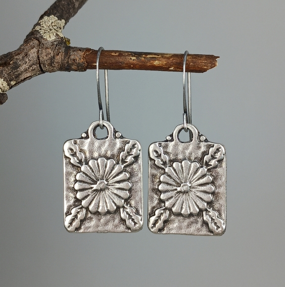 HAND CRAFTED Vintage Style Silver Flower Minimalist Dangle Drop Earrings - Picture 3 of 6